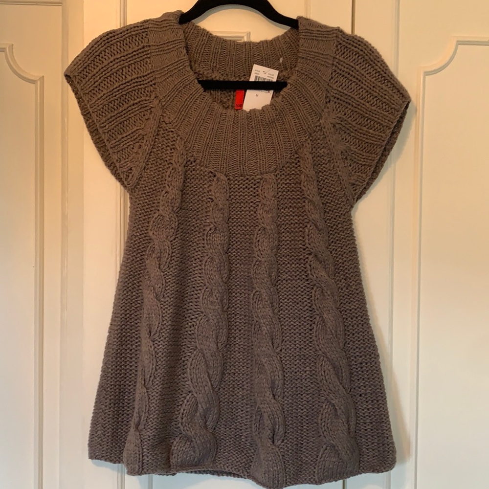 NWT 5/48 sweater vest. Sz medium. Taupe/grey.